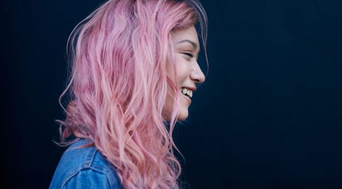 Cum sa folositi masca pentru a va proteja parul de vopsea?