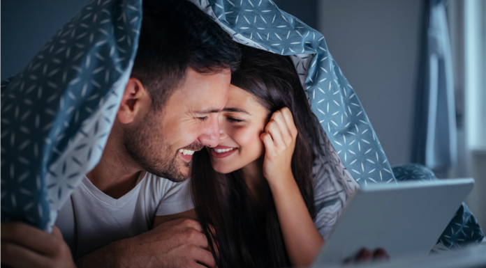 Beneficii ale vizionarii de filme pentru adulti in cuplu
