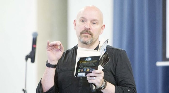 Alex Scarrow: „Ideile sunt valuta forte in afacerea cu scrisul”