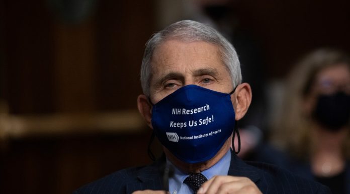 Fauci avertizeaza ca intarzierile la tranzitia de la Casa Alba ar putea incetini lansarea vaccinului