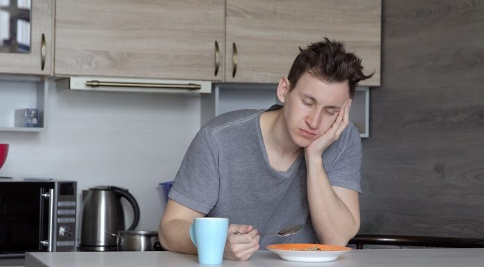 10 alimente care te tin treaz