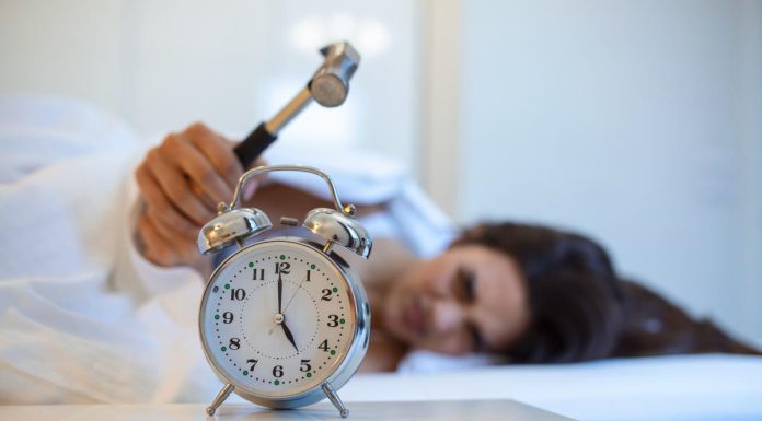 Obisnuiesti sa amani dimineata alarma? Iata ce efecte poate avea aceasta amanare