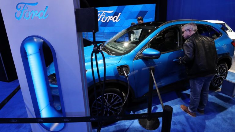 ford-va-amana-suv-ul-complet-electric-insa-se-va-concentra-pe-oferirea-de-vehicule-hibride-in-gama-sa-pana-in-2030.jpg